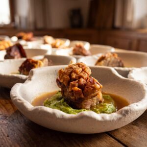 Fränkischer Sonntagsbraten Kochkurs Fürth – knuspriges Schäuferle mit Kruste, Bratensauce und Wirsing-Püree in rustikaler Keramikschale