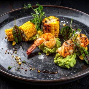 Gegrillte Garnele mit Mais und Avocadocreme als Fine-Dining-Gericht im Scotch & Beef Club Fuego & Tierra – Lateinamerika & Rum