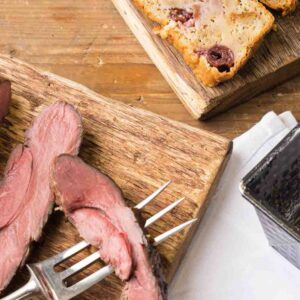 Rosa gebratener Hirschrücken mit Portwein-Wildglace – modern angerichtete Wildküche